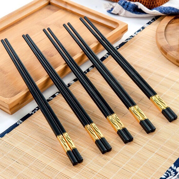 Hộp 10 đôi đũa mạ vàng ở đuôi đũa sang trọng