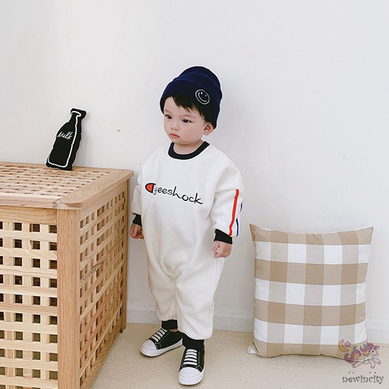 Áo liền quần lớp lót nhung ấm áp in chữ cá tính cho bé