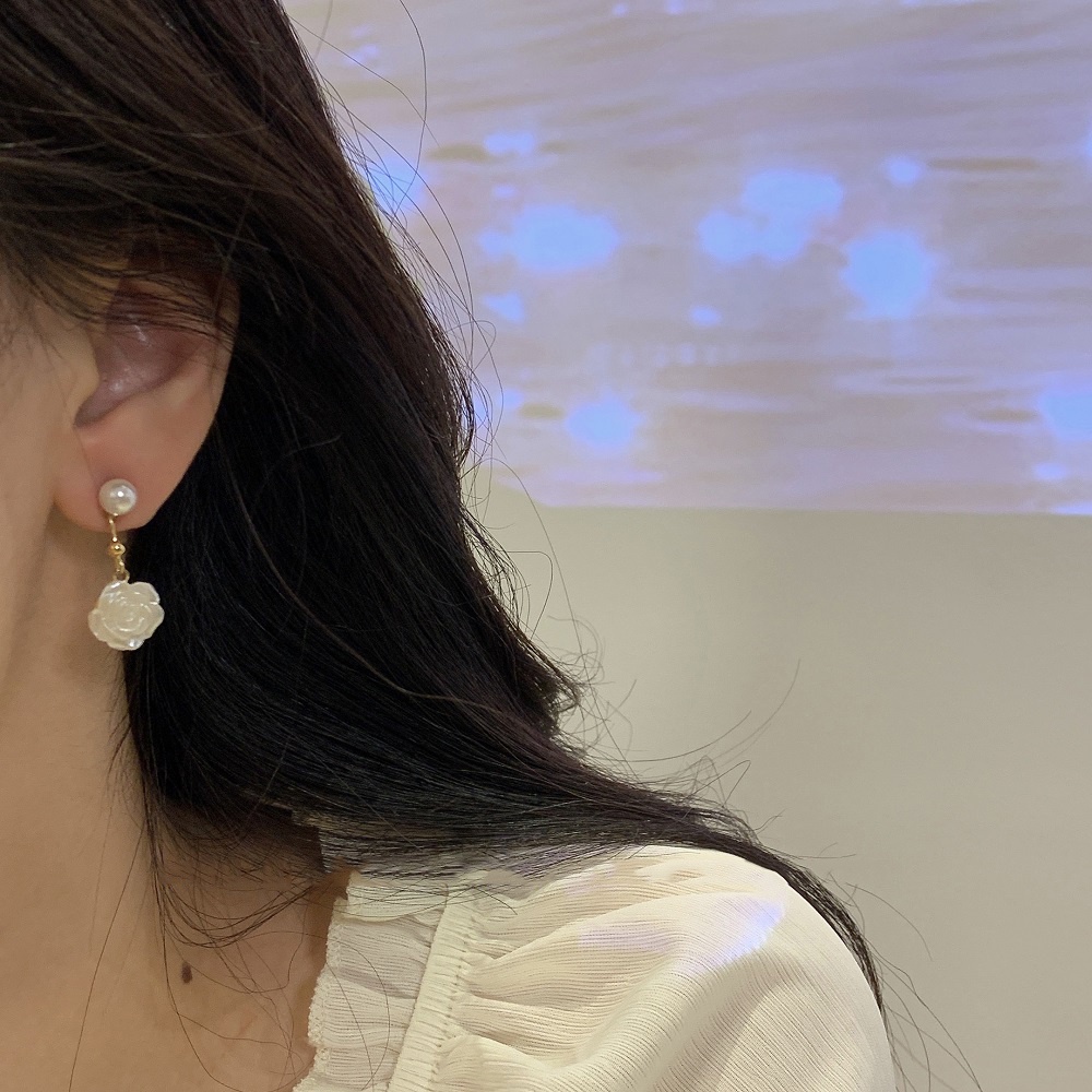 Bông Tai Hình Hoa Trà Đính Ngọc Trai Giả Màu Vàng Thời Trang Thanh Lịch Dành Cho Nữ