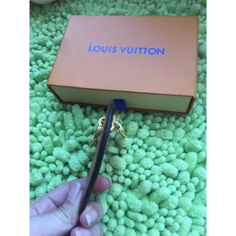 Móc khoá hình trái tim thương hiệu Louis Vuitton LV da thật cao cấp hàng 1-1 vip