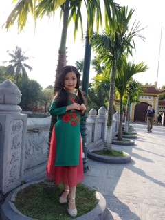 Áo dài xanh kèm váy lụa voan kính đỏ