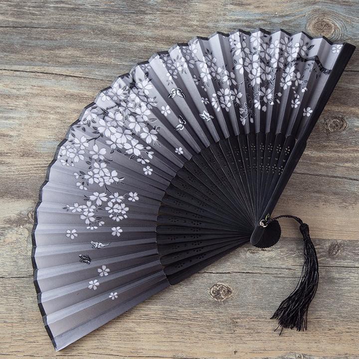 Quạt cổ trang quạt xếp nan trúc nền xám hoa trắng li ti cầm tay gập gọn dây tuyến cosplay phong cách cổ trang Trung Quốc