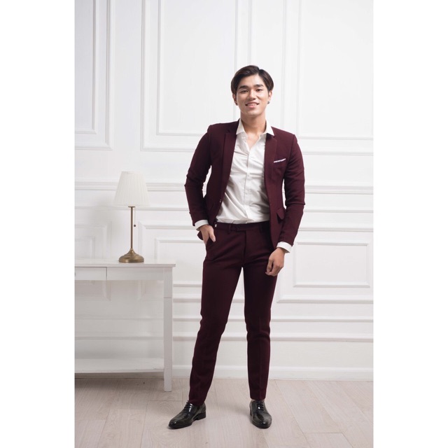 Xả kho bộ vest 1 áo và 1 quần. Màu đỏ mận. Chất vải đẹp, không nhăn. K xù