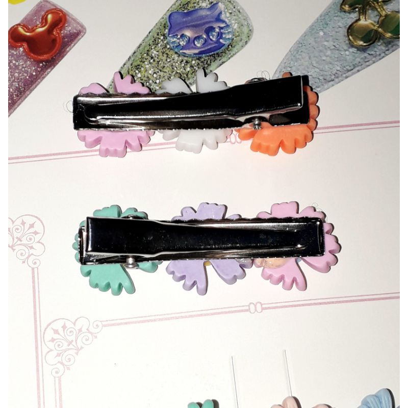 Một chiếc kẹp tóc bằng inox có 3 bông hoa bằng nhựa rất đẹp