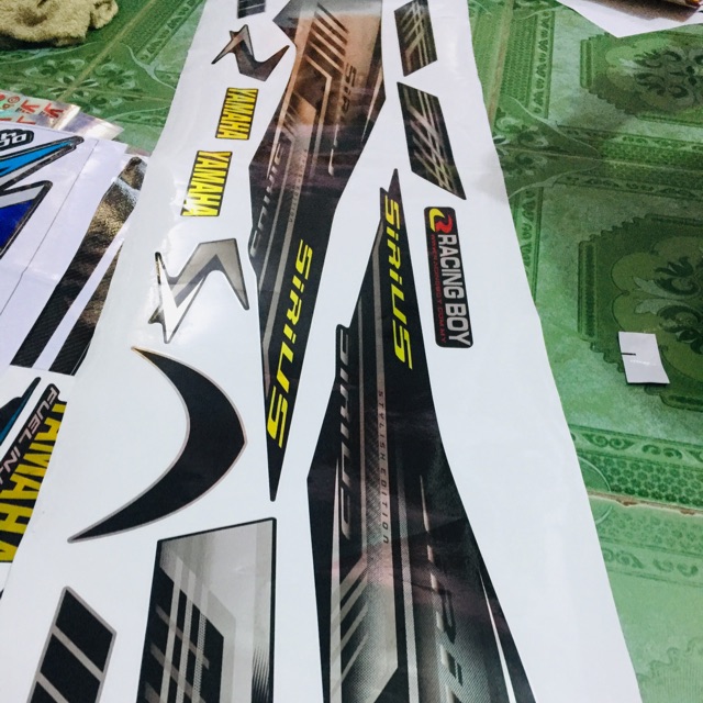 Tem rời sirius trắng đen chất liệu crom dán xe đen