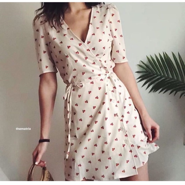 Đầm vạt chéo cột dây