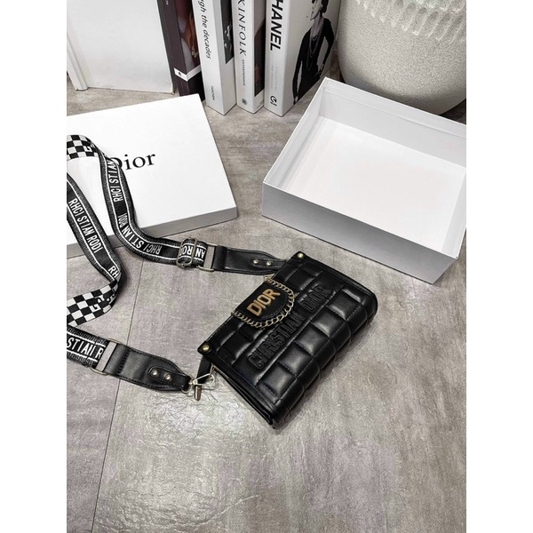 Túi Clutch Đeo Chéo Dây Bản To Logo Vàng Hot 2022