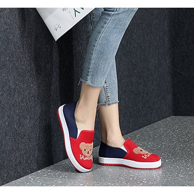 Slip on họa tiết gấu dễ thương cực êm chân | BigBuy360 - bigbuy360.vn