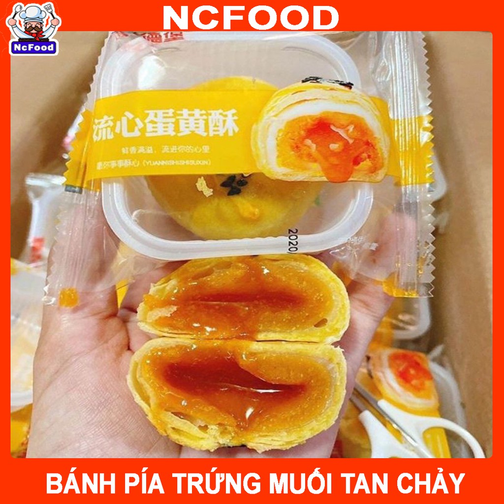 1 cái bánh pía trứng muối tan chảy Đài Loan