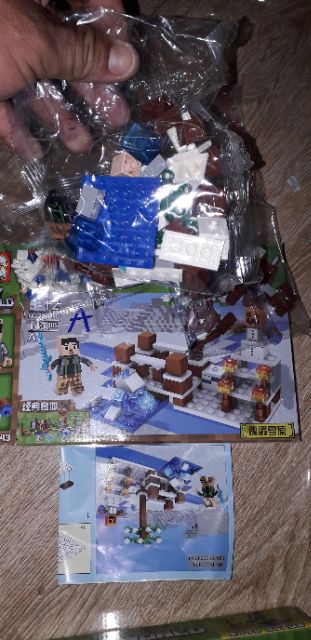 Lắp ráp 1 hộp LegoMyWord 30043 có từ 100 chi tiết bằng nhựa