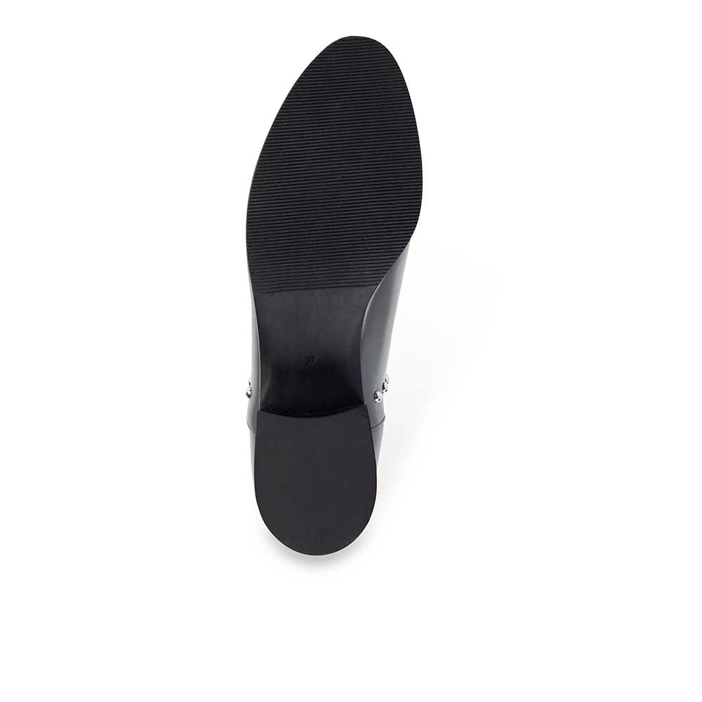 Giày boots cổ thấp mũi bầu hiện đại, cho dáng chân thon thả
