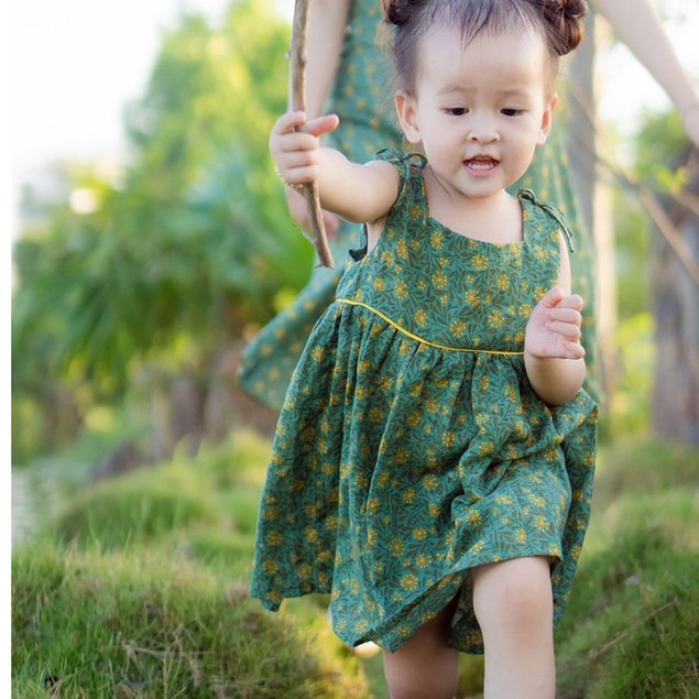 Đầm mẹ và bé BNSTYLE váy hoa vàng nền xanh lá cây nhẹ dáng xòe chữ A cổ lá sen MB53