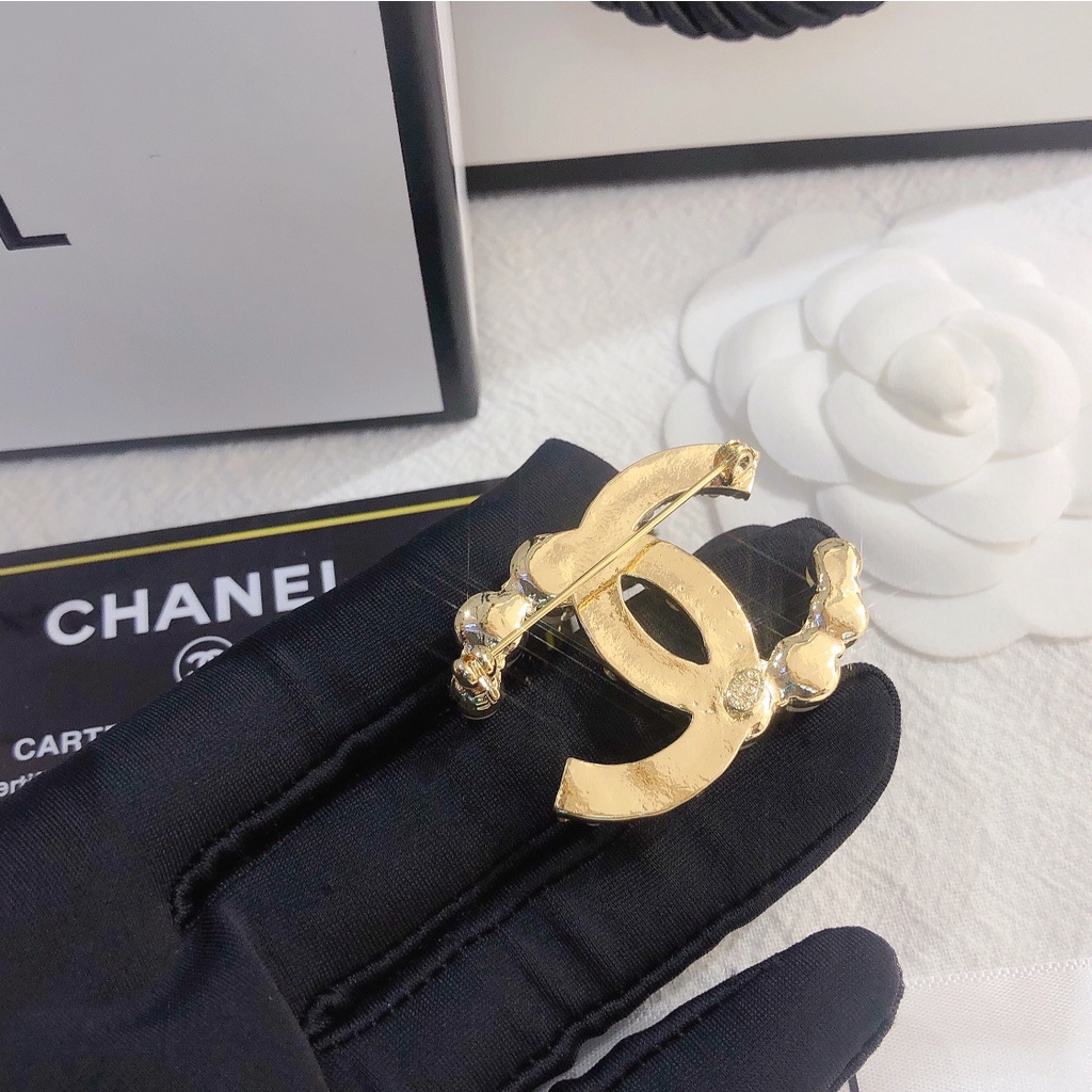 Ghim cài áo hình chữ C đính đá và ngọc trai sang trọng