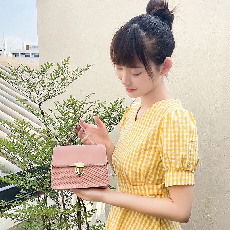 Túi Xách Đeo Vai Kiểu Vuông Nhỏ Phối Dây Xích Thời Trang Nữ Sành Điệu