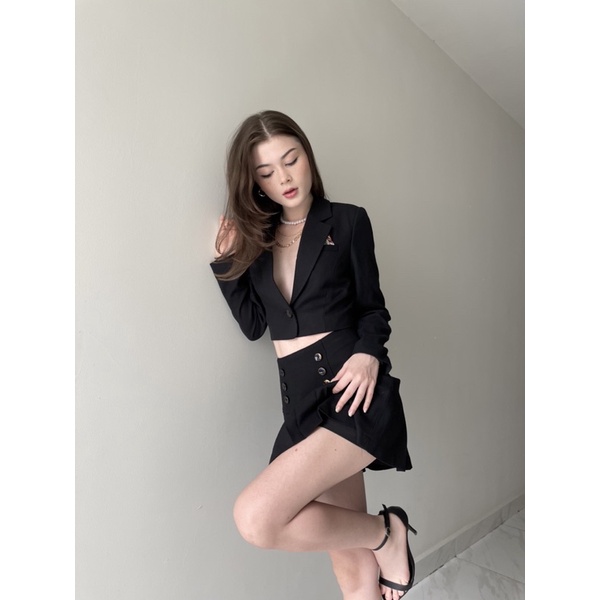 Áo vest blazer màu đen có độn vai, dáng ngắn - Levi Crop Black Blazer - OLALASTUDIO | BigBuy360 - bigbuy360.vn