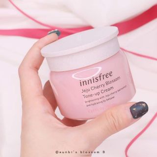 Kem dưỡng trắng da hoa anh đào innisfree