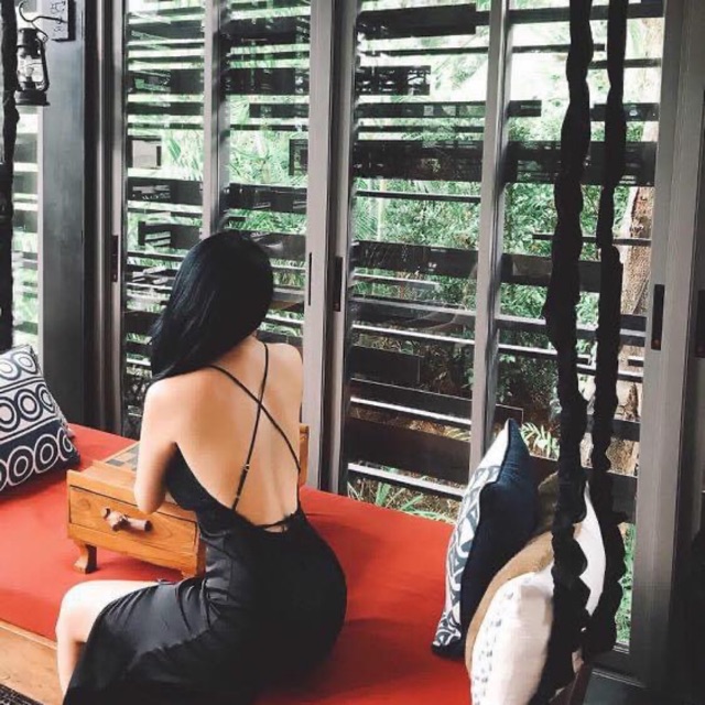 Váy emwear hở lưng xẻ tà