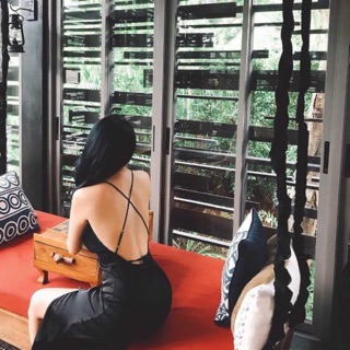 Váy emwear hở lưng xẻ tà