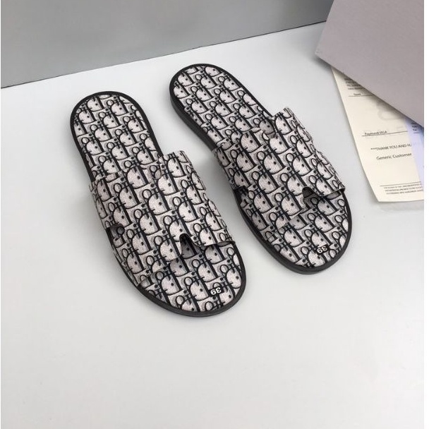 Dép hm sản phẩm được ưa chuộng nhất hiện nay có size từ 38 đến 43 cho các bạn lựa chọn
