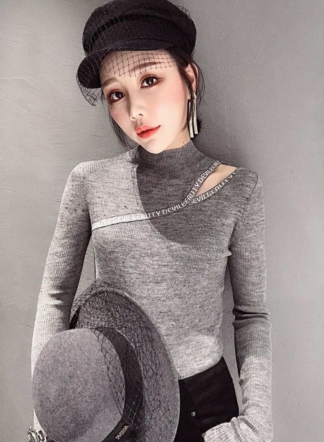 Áo len nữ cổ lỡ cutout vai chạy viền chữ thời trang thu đông | BigBuy360 - bigbuy360.vn