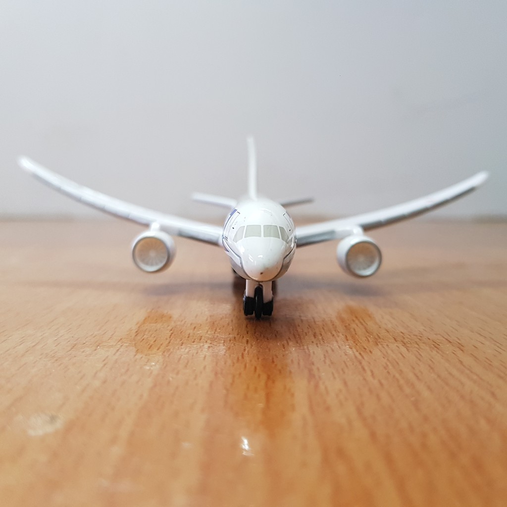 Máy bay mô hình Tomica Boeing 787 Ana