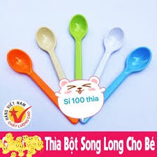 thìa ăn bột cho bé xinh yêu