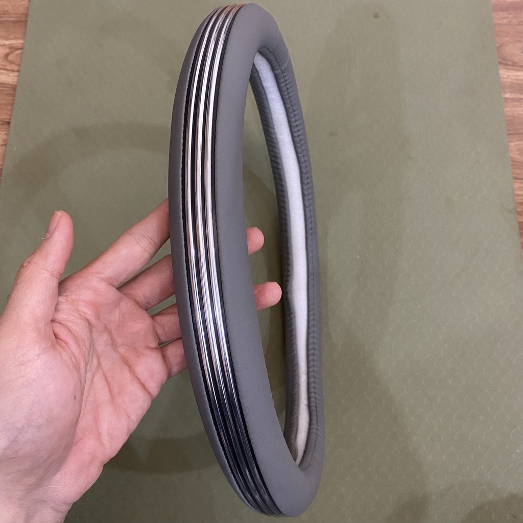 Bọc vô lăng ô tô chỉ mạ crom, có 3 màu vàng, đen, ghi