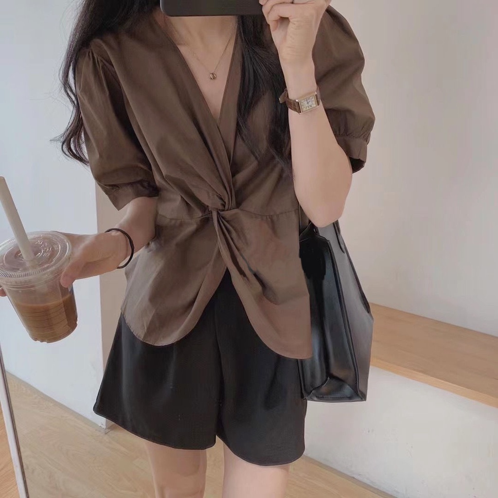 Bộ đồ hai mảnh áo cổ chữ V và quần