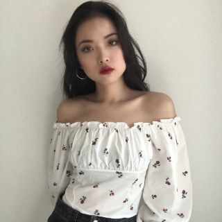 (SẴN) Áo trễ vai trắng điểm hoa