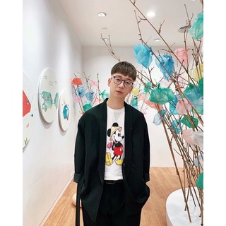 Áo phông mickey cầm hoa sen đội nón