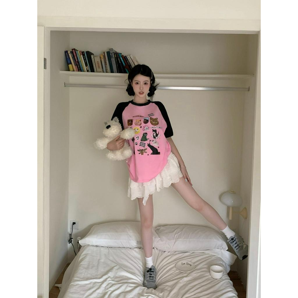 「 WELOVE1 」Áo Thun Nữ Tay Ngắn Lệch Vai In Họa Tiết Mèo Màu Đen / Hồng