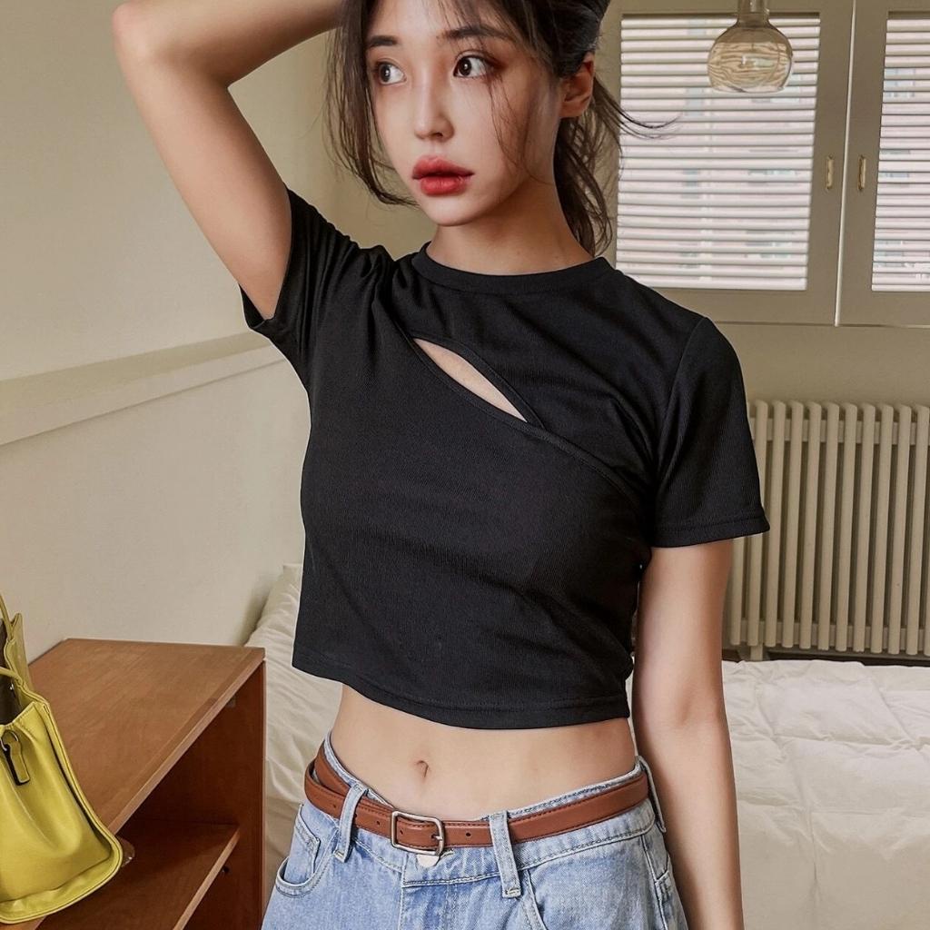 [Mã FAMARAL1 giảm 10K đơn 50K] Áo Croptop Nữ Ngắn Tay Khoét Ngực GenY Áo Thun Nữ Cổ Tròn Ôm Body Thiết Kế Cực Xinh Xắn