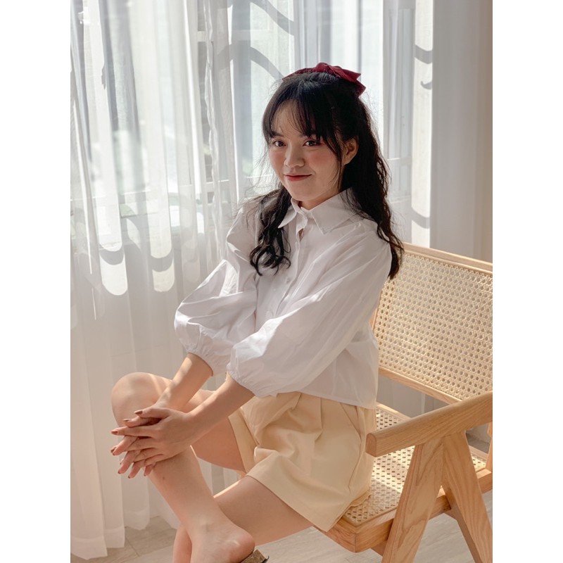 Áo sơ mi trắng cúc bọc vải.