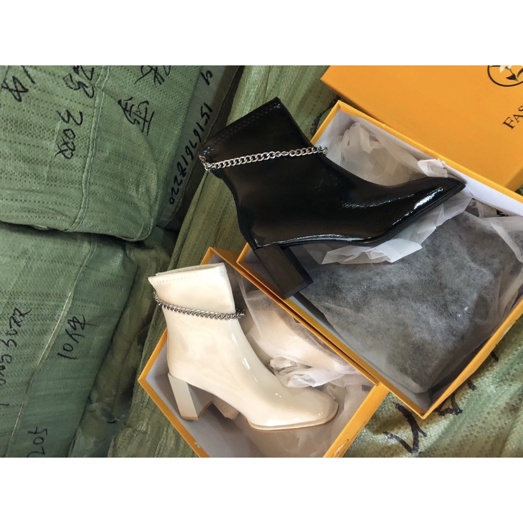 Bốt da bóng họa tiết dây xích rời gót trụ vuông - 7P | BigBuy360 - bigbuy360.vn