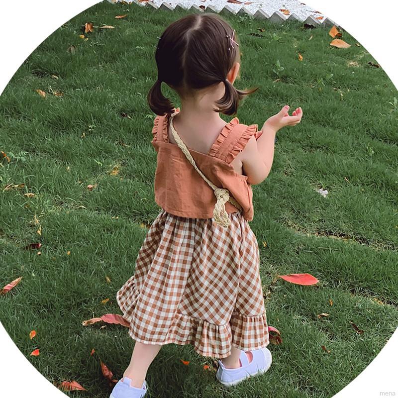 Bộ gồm áo hai dây phối bèo và chân váy họa tiết ca rô xinh xắn cho bé gái