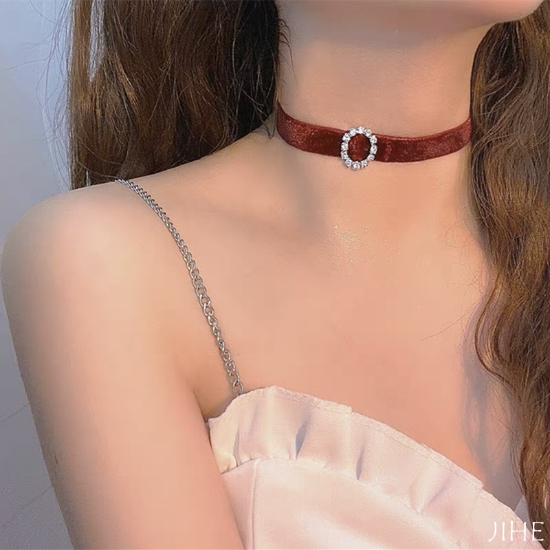 Vòng Cổ Choker Mặt Trái Tim Đính Đá Sang Trọng