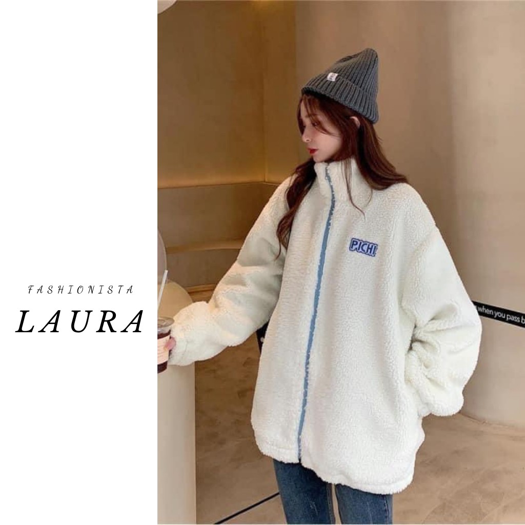 Áo khoác lông cừu màu trắng logo ngực Laura Boutique - Áo khoác cổ cao lông cừu dáng rộng màu be trắng