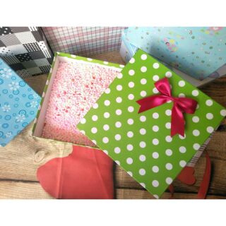 Hộp quà(20x20cm-cao10cm)đính nơ kèm hạt xốp màu