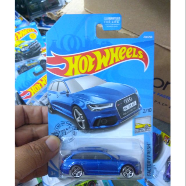 Xe Hotwheels 2017 Audi RS 6 Avant blue color