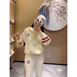 Bộ thể thao màu kem