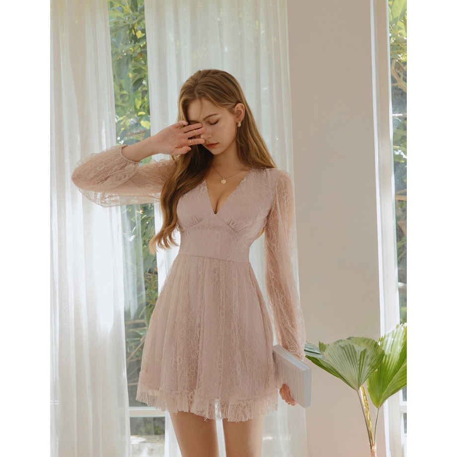 Váy ngắn ren hoa cổ V sâu nữ Air Space 2140124009