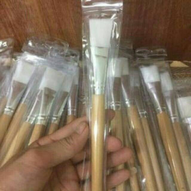 Chổi,  cọ cán gỗ dùng đắp mặt nạ