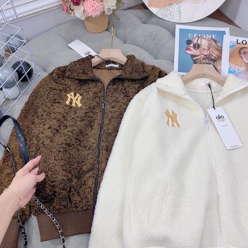 Áo khoác lông chữ vải lông cừu thêu logo nổi phối bo len ôm dáng | BigBuy360 - bigbuy360.vn