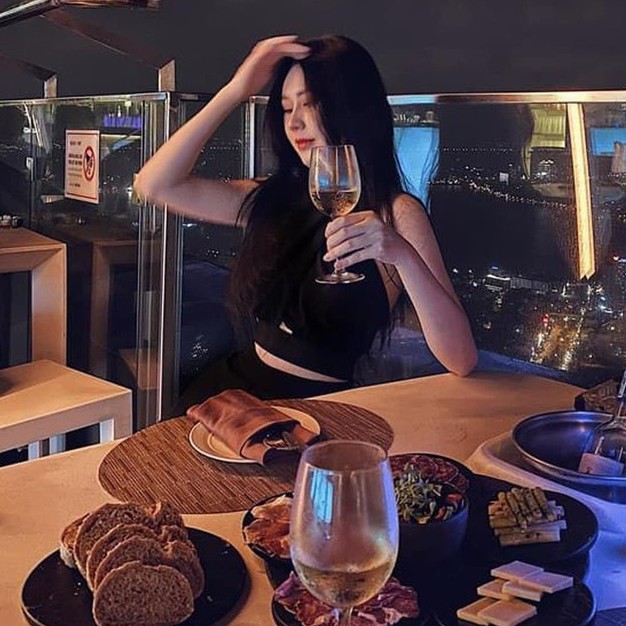 Áo croptop thiết kế cổ yếm, hai màu trắng và đen sang chảnh _ Mã sản phẩm YKT