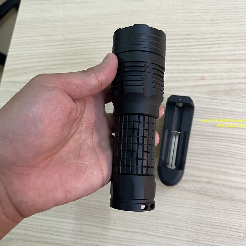 Đèn pin siêu sáng siêu khủng Convoy M3 pin to khỏe, bóng led XHP70.2 độ sáng cực mạnh 4300lm