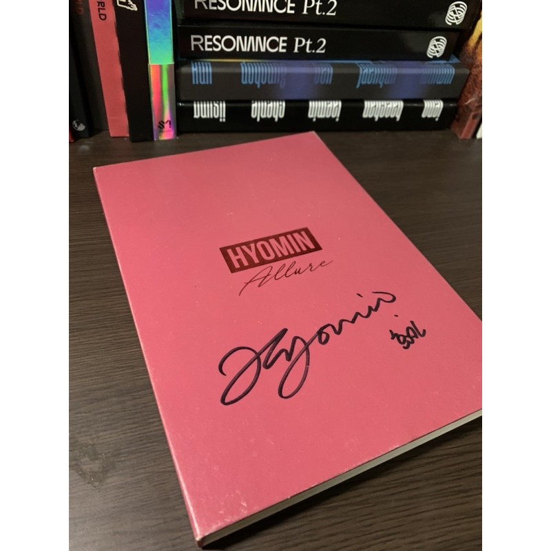 Album Allure HYOMIN kèm chữ kí