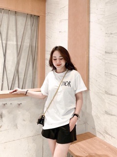 Áo thun chữ thêu