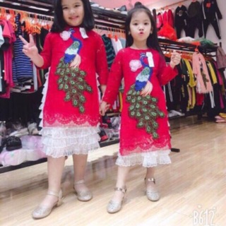 Áo dài cách tân ren hoạ tiết công cho bé gái