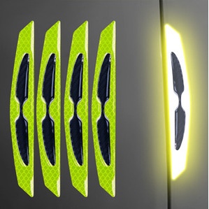 Set 4 miếng dán phản quang họa tiết sợi carbon tiện dụng cho xe ô tô