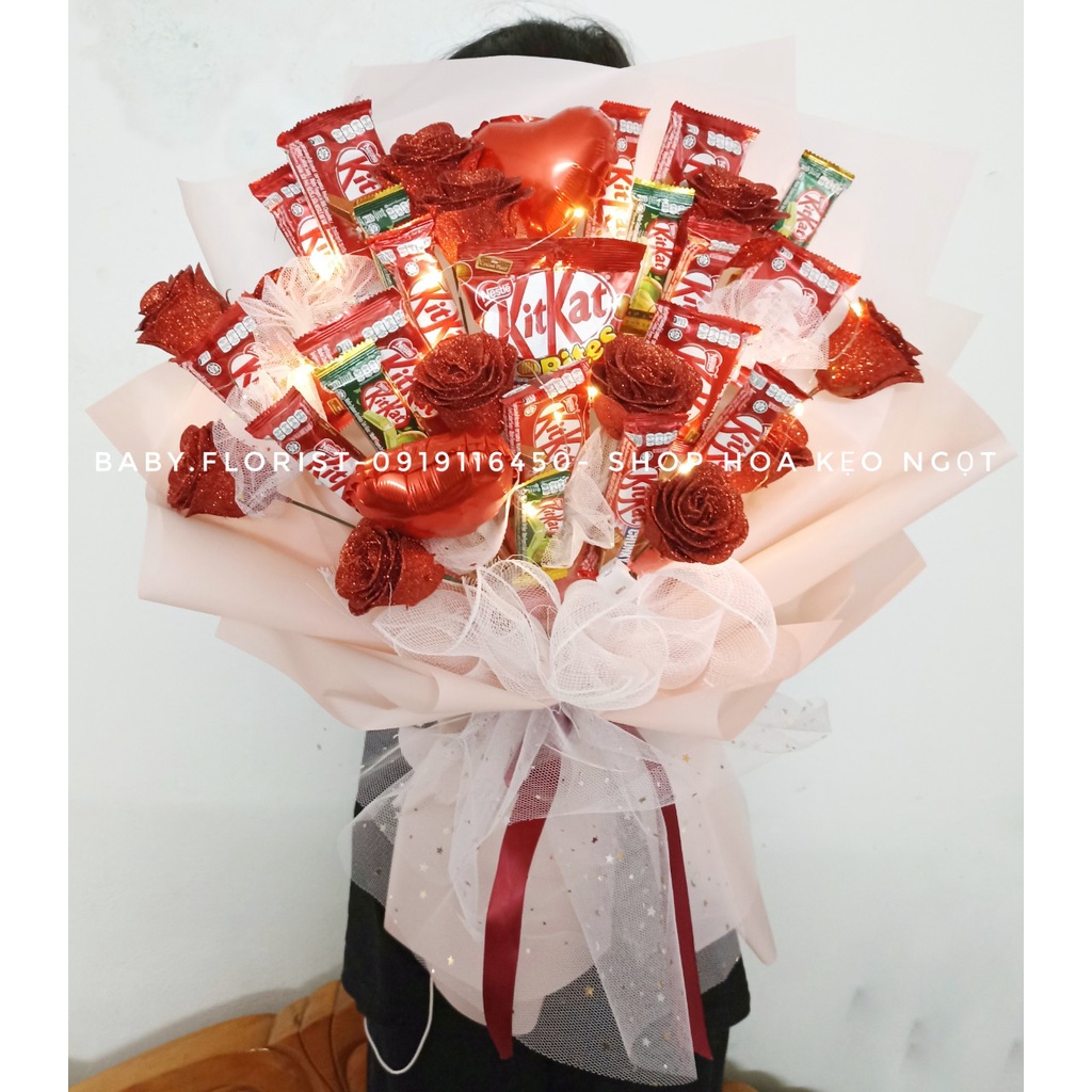 Bó hoa Kitkat mix hoa sáp nhũ, bó hoa đồ ăn vặt tặng người yêu tặng kèm đèn đom đóm
